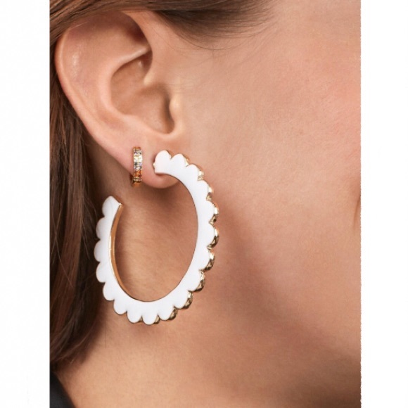 Jewelry - 💐Desideria White Scalloped Hoop Earrings